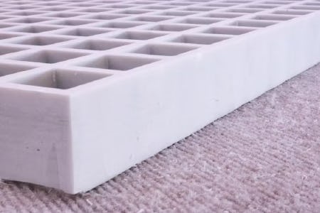 FRPを丸ノコで切断する方法③/ヤスリをかけて断面がきれいに整えば完成