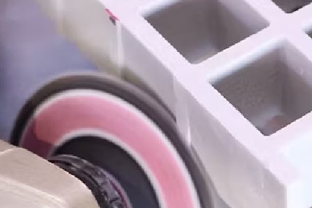 FRPを丸ノコで切断する方法②/カットしたママの切り口はガラス繊維が出ている