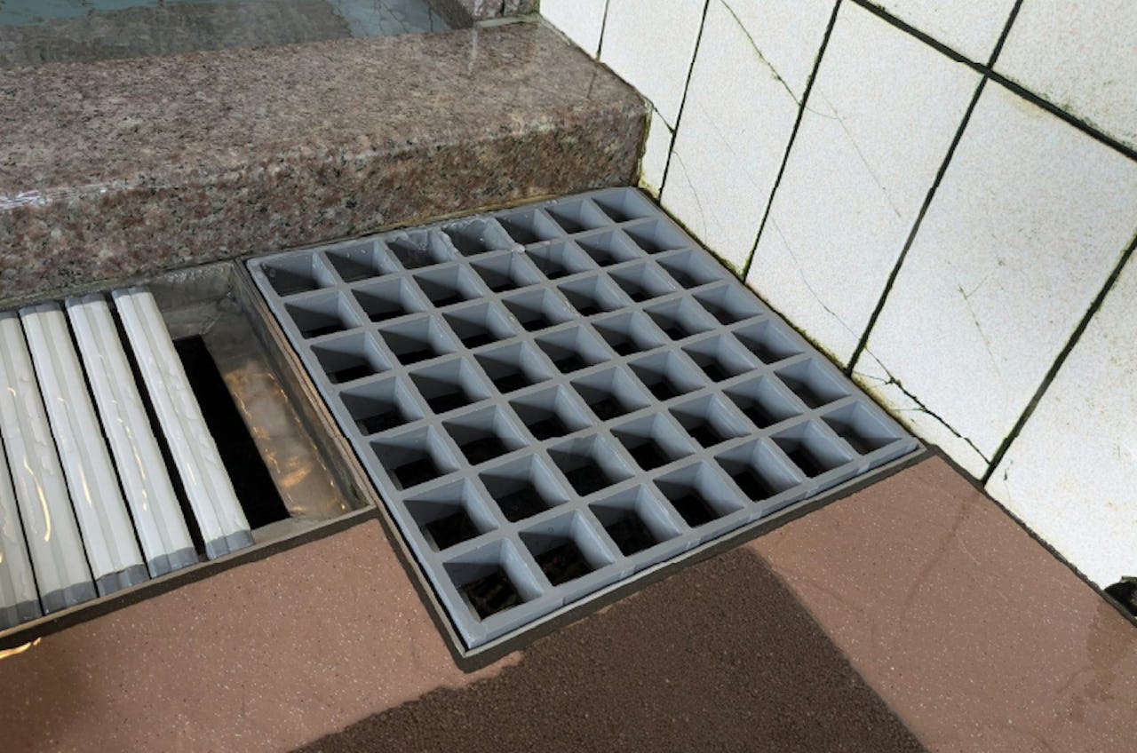 浴室の排水溝にFRPグレーチング(強化樹脂製グレーチング)を使用した事例