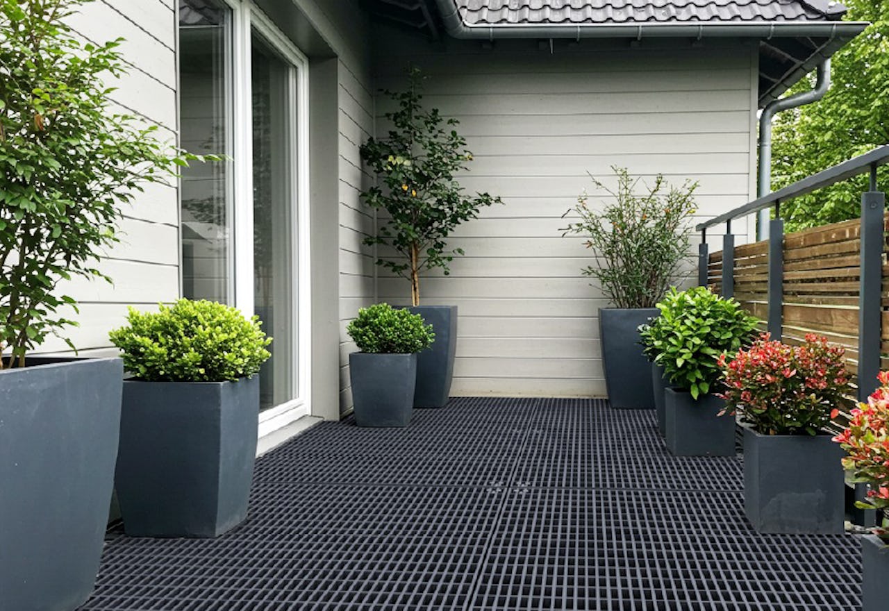 マス目25×100ミリのFRPグレーチング製床材を、専用金物「25H-2」を使用して設置した事例