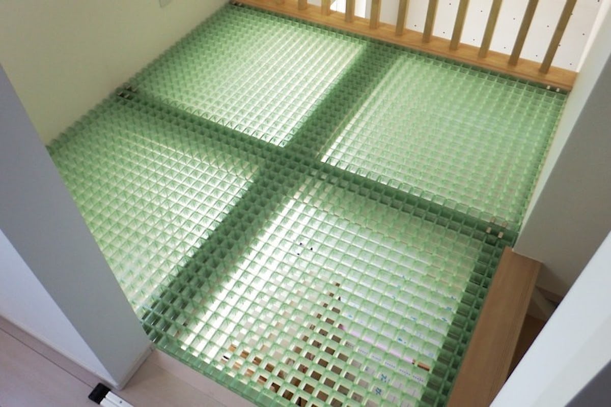 住宅の2階の吹き抜けの床材としてfrpグレーチングを設置した事例 東京都八丈島 O社様