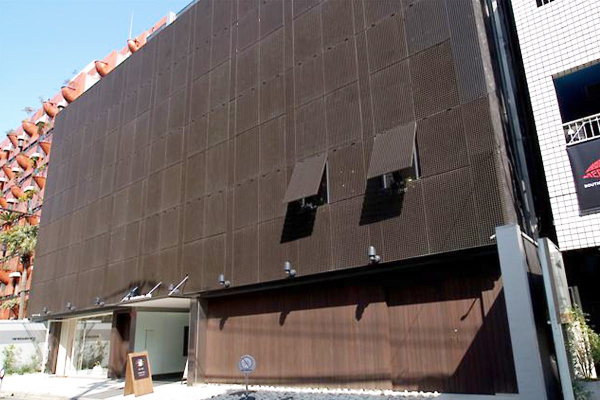 商業ビルの外壁にfrpグレーチングを使用した事例