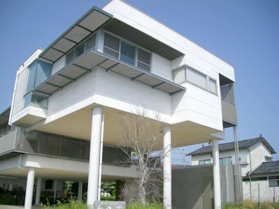 建物の外観にFRPグレーチングを使用した事例