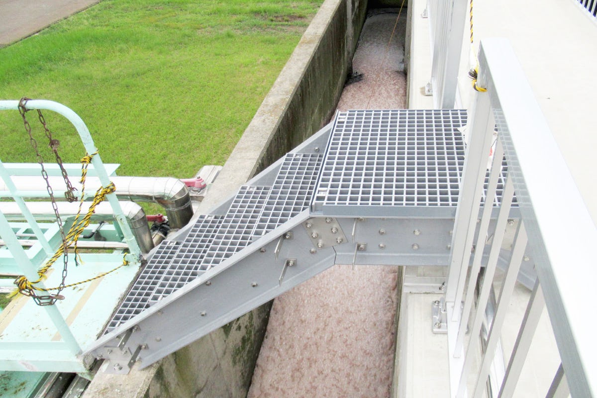 プラントの歩廊や階段踏板にfrpグレーチングを使用した事例