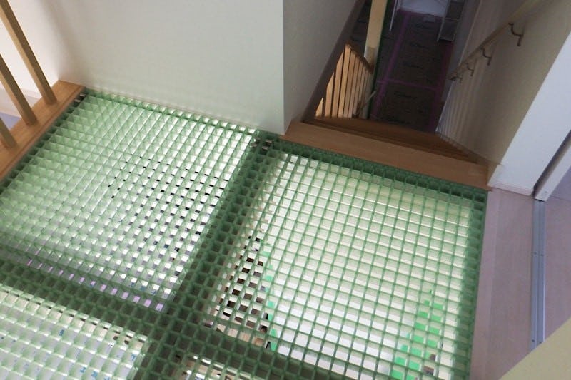 階段の踊り場に使用した「FRPグレーチング」(3)