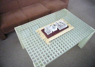 デザインテーブルの天板にFRPグレーチングを使用した事例