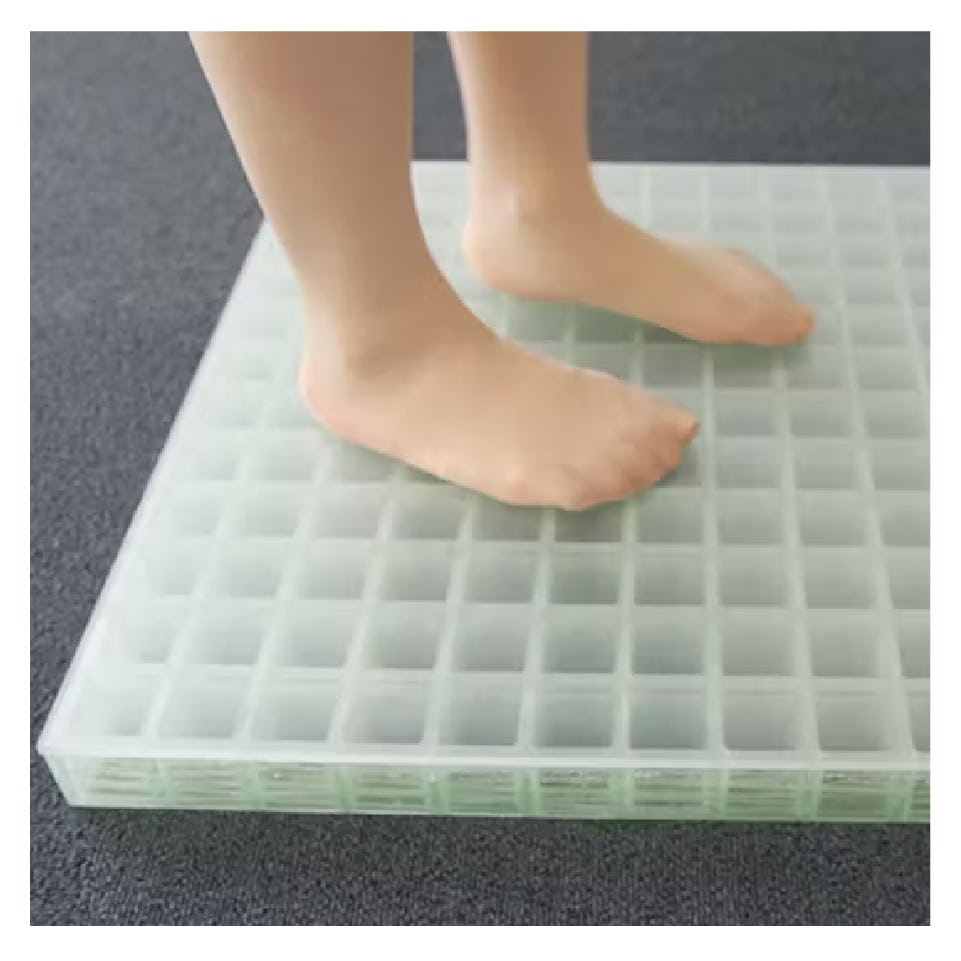 FRPグレーチングに乗った時の足裏の感触パターン④/ポリカーボネートシートを敷くと、全く痛くない