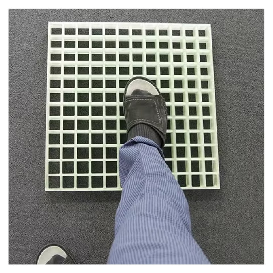 FRPグレーチングに乗った時の足裏の感触パターン③/スリッパを履くと、長時間乗ることができる