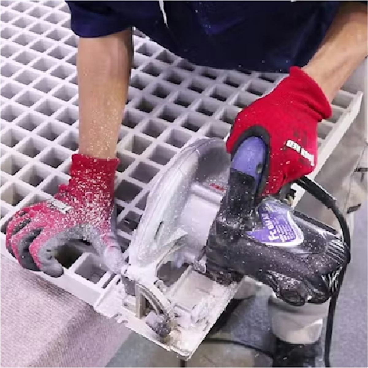 FRPグレーチング切断方法①/カットしたい位置に印をつけてから切る