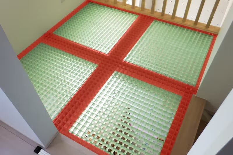 FRPを天井や床に施工する場合、四方の辺で支える／赤く塗った部分が「梁」の役割を果たす