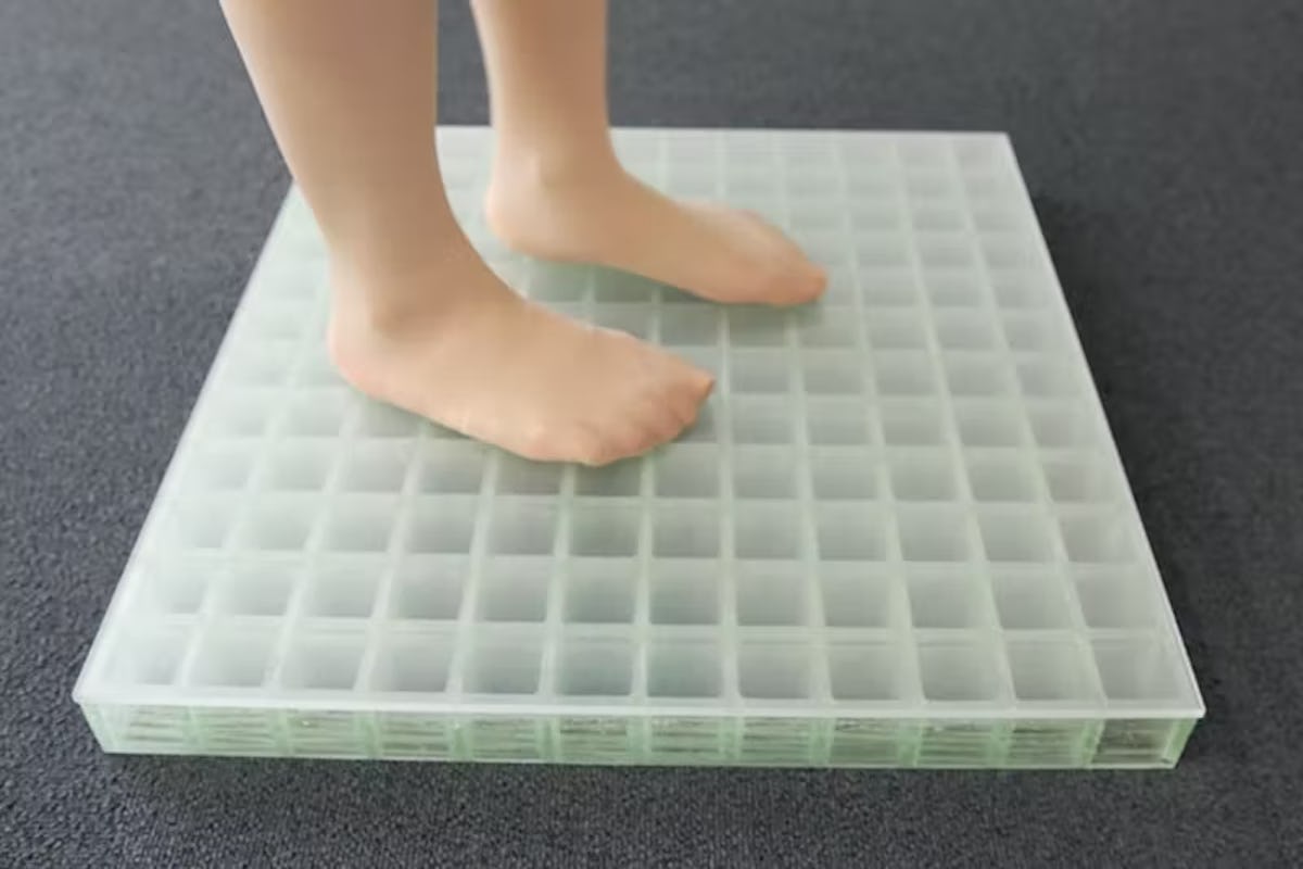 FRPグレーチングの上に裸足で乗る